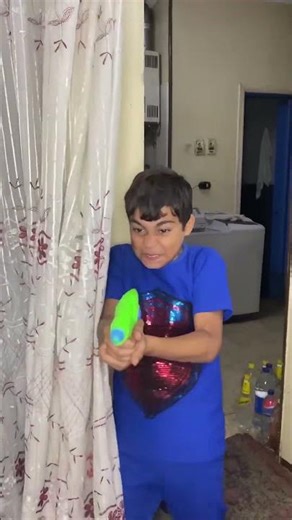 لما اخواتك يلعبو حرب 😂