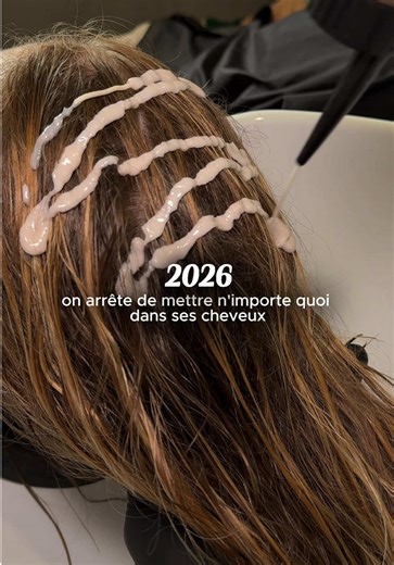 Et NON, les produits professionnels ne sont pas forcément plus chers 👇🏼 Oui, le prix peut sembler plus élevé au départ, mais ce que beaucoup ignorent, c’est que les produits professionnels ont une formulation plus riche et contiennent moins d’agents de remplissage inutiles ! ✅ Résultat : tu as besoin d’une plus petite quantité à chaque utilisation. Et surtout, ces produits travaillent la fibre capillaire sur la durée, en fonction de ses vrais besoins. ❌ À l’inverse, de nombreux produits du com