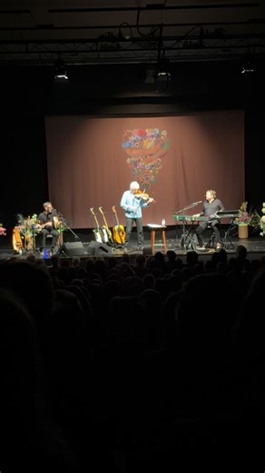 Tak for en fantastisk aften på Slagelse teater. Teksten til sangen om “Den magiske møhårspensel” er en faust myte om djævelen, der sælger maleren en magisk pensel som får ham til at skabe de mest fantastiske billeder. Til gengæld løber vandringsmanden (djævelen) med malerens kone, der hellere vil ud og have det sjovt end sidde og glo på den totalt egocentrerede maler. Til sidst vokser penslen sammen med malerens hånd. Berømmelsen vokser, men hen ad vejen kan han ikke engang tørre sin røv, uden d