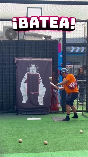 ⚡ ¡La diversión ahora se juega a batazos! ⚡ En Flying Squirrel te presentamos la Jaula de Bateo, una experiencia que solo encontrarás en nuestras sedes Jockey Plaza e Independencia. Imagina la emoción: el pitcheo perfecto, el sonido del bate al chocar, la pelota volando mientras tus amigos te animan y te retan a superarlos. 💥⚾ Es el plan ideal para liberar el estrés, reírte a lo grande y descubrir quién tiene el swing más poderoso. Ponte el casco, agarra el bate y deja que la adrenalina haga el