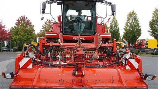 Traktory, kombajny i nakladače. Nabídka starších zemědělských strojů je velká