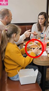 Ela não estava roubando — estava compartilhando bondade O café estava barulhento, os pais de Emma estavam discutindo sobre algo. Mas ela continuava olhando pela janela — do lado de fora estava uma mulher idosa com um casaco fino, segurando um copo vazio. As pessoas passavam sem nem olhar para ela. Havia comida sobrando na mesa. Emma a colocou silenciosamente em uma caixa branca para viagem e se dirigiu para a porta. O segurança notou. “Ei, pare,” ele disse. “Para onde você vai?” Emma apontou sil