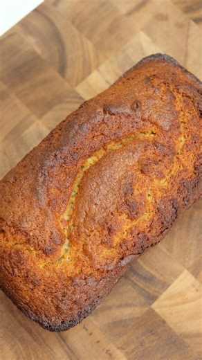 Wuzzy on Instagram: "Easiest and Best Banana Bread you'll ever make!!! Ingredients • 2 -3 ripe bananas, mashed • 2 cups self-raising flour • 2 eggs • 2 tsp cinnamon • 1 cup brown sugar • 1 cup oil • 1 extra banana (optional, for the top) Method 1. Preheat oven to 180°C. Grease and line a loaf tin. 2. In a large bowl, mash the bananas. Add eggs, brown sugar, oil, and cinnamon and mix until combined. 3. Add the self-raising flour and gently fold until just combined (don’t overmix). 4. Pour into th