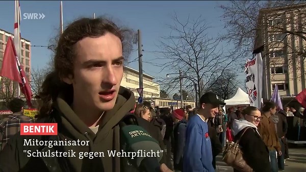 Schüler in Freiburg streiken gegen Wehrpflicht-Pläne