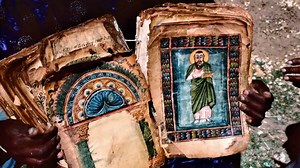 Erich Von Daniken, uno de los principales exponentes de la teoría de los antiguos astronautas, analiza escrituras de la Biblia que coinciden con leyendas de diferentes culturas a lo largo de la historia. ¿Cómo explica la supuesta intervención alienígena en la evolución humana? | HISTORY