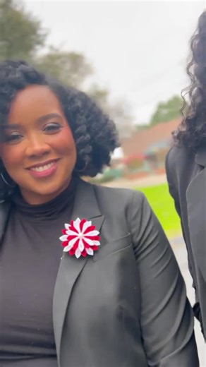 🌟 Shine bright and stand out with our unique lapel flower ribbon pins! A little sparkle can take your look to the next level—perfect for any occasion! ✨💫 Add that extra flair to rep your pride in style! 💐 💼🎓 Whether it’s a meeting or a special event, this pin is the perfect finishing touch. Ready to shine? 😍 #PinIt #GreekPride #LapelPinLove #RosasGreekBoutique #BlackGirlMagic #StayFly #DetailsMatter 🌹🔥