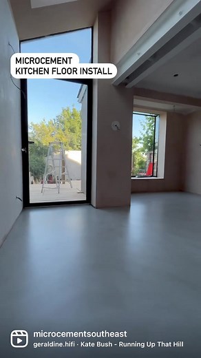 MICROCEMENT | INSTALL PROCESSCompleted project in Brighton, seamless microcement flooring, showing some of the process during application stages. - Starting with epoxy fibreglass mesh - x3 coats of microcement / microtopping- x3 coats of sealers Completely waterproof and scratch resistant, in our opinion it’s the best product on the microcement market, with an unrivalled history of 25 years in the business @idealwork_official Colour: “Smoke” -----#microcement #microtopping #microcmentfloor #kitc