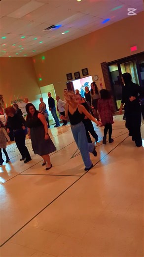 Un party de famille réussi, c’est quand tout le monde s’amuse, peu importe l’âge 💃🕺 Chanter, danser, rire, créer des souvenirs… c’est exactement ce que j’adore faire! Que ce soit pour un anniversaire, une fête familiale, un party privé ou une réunion festive, je m’adapte à votre vibe : 🎤 Chanteuse live 🎧 DJ 🎙️ Animation 💃 Danse et ambiance sur mesure Vous voulez une fête clé en main, vivante et mémorable? 📩 Écrivez-moi, je me déplace avec le sourire… et la bonne musique! ✨ Merci à la fami