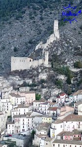 Roccacasale(AQ) è la vedetta della Valle Peligna. Un piccolo paese aggrappato alle pendici scoscese del Monte Morrone sulla cui sommità campeggia un bel castello recinto a pianta triangolare, il Castello de Sanctis. Le viuzze in salita, le case di pietra, le antiche cantine, la chiesa, la piazza, il castello, la montagna creano quell’atmosfera suggestiva che accomuna Roccacasale a molti borghi dell’Abruzzo interno .#viaggiaconwallace #borghidaraccontare #abruzzo | Viaggia con Wallace