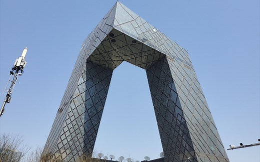 参观北京央视总部大楼，造型奇特，太气派了，近距离观看更震撼！