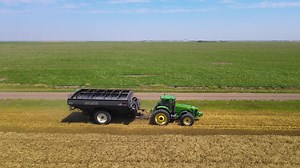 Book your demo to learn the Right Hand unload and various undercarriages that can optimize the efficiency of your operation! | Elmer's Manufacturing