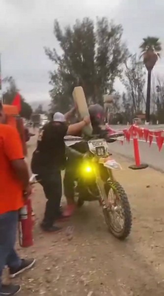 Esta fue la moto en la que Jason Hogan iba corriendo y recorrió sus últimos kilómetros, tal vez disfrutando de una de sus cosas favoritas que le gustaban hacer. 🕊️🏁🌵 Baja 500 2026. Es en situaciones como esta donde se pone de manifiesto el verdadero espíritu del off road. En las imágenes se observa cómo varios competidores hicieron una pausa en su participación durante la Baja 500 para colaborar en el traslado del cuerpo del piloto hacia un punto seguro donde el helicóptero pudiera realizar e