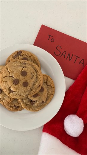 CENTRAL COAST BAKERY! on Instagram: "COOKIES FOR SANTA 🍪🎅🏼 A recipe so easy, the kids can make it! Be sure to hit SAVE and make these on Christmas Eve with the kiddies! Ingredients: - 170g unsalted butter (melted & cooled) - 150g light brown sugar - 100g white granulated sugar - 1 whole egg & 1 egg yolk - 1 tsp vanilla bean paste - 260g plain flour - 2 tsp cornflour - 1 tsp baking soda - 1/2 tsp salt - 150g milk choc chips (plus a few extra for topping) Method: 1. In a large mixing bowl place