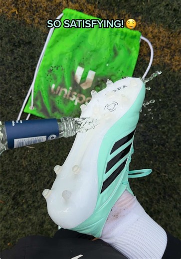 Not the socks 😭 Die Sohle vom #adidas #Copa sieht mega clean aus! 🤤 Jetzt bei @Unisportde bestellen! 🛒 #fussball #football #soccer