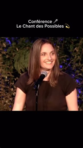 Lucie Retail on Instagram: "Conférence « le Chant des Possibles » 🎤🙌 2023. Après avoir passé 40 ans à essayer de contrôler mon existence, je me retrouve dans un lit d’hôpital, fraîchement amputée des pieds et des mains. Je vois mes peurs les plus profondes m’envahir, et mes croyances les plus tenaces, exploser. Ce qui apparaissait alors comme un cataclysme sera finalement le réveil que j’ai toujours attendu.🌟💫✨ 2025. Je me laisse désormais guider par la vie en partageant mon vécu et les appr