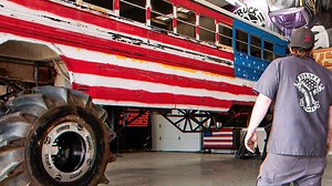 Autos monstruo. Hecho. Camionetas monstruo. Hecho. Bus monstruo. ¿Hecho? Solo #DieselDave puede lograrlo. | Discovery Latinoamérica