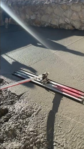 How to level concrete using bull float! 🏡#construction #homedecor #landscaping #concrete