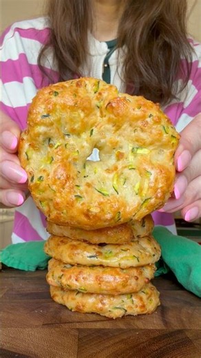 I lose weight eating these High Protein Zucchini Cottage Cheese Flagels 🥒🥯 #easyrecipe #shorts