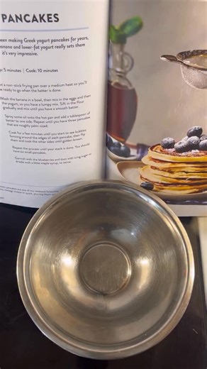 Banana Pancakes - Save Recipe Below 👇 I’ve made over ten different type of protein pancake in my days, but this is the one I chose for the book. These pancakes are fantastic, the added volume from the banana and lower fat yogurt really sets them apart. So much volume, and a fibre bump too. Super filling!! Nutrition : 500 kcal (38P, 67C, 10F) 6g fibre One banana (100g) Two medium eggs 200g reduced fat Greek yogurt (0%) 40g self raising flour Olive oil spray 50g blueberries METHOD 1. Put a non st