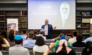 “In Judaism, we not only learn to live; we live to learn. In study, we make Torah real in the mind so that we can make it actual in the world.” – Rabbi Sacks As the new school year starts, we’re excited to share news about Torah V’Chochmah, our premier teacher training and curriculum project bringing the wisdom of Rabbi Sacks into day school classrooms. Teachers are provided with high quality content and teaching methods enabling them to create unique Judaic studies curricula for their schools a