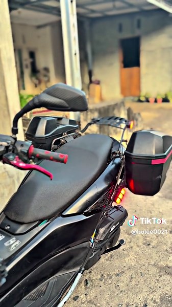 Si Hitam: NMAX New dengan Gaya Cinematik