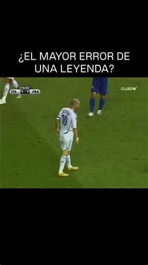 Fabulosamente Futbol on Instagram: "EL ERROR QUE ARRUINÓ UNA FINAL. El 9 de Julio del 2006 en Alemania se jugaba una de las finales más controversiales de la historia del futbol entre Francia y Italia, era un verdadero partidazo con un sin fin de estrellas en la cancha. Se estába jugando la prórroga y el partido iba 1-1, tras una provocación verbal del italiano hacia la hermana de Zidane, el francés le pone un brutal cabezazo en el pecho a Materazzi, lo que le llevó a la expulsión directa en su