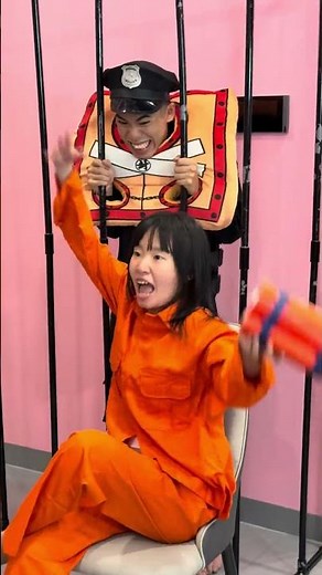 LN - Nữ tù nhân trêu đùa cảnh sát || Prank the police - Chicken Wings #shorts