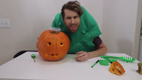 DIET COKE & MENTOS EXPLOSION IN PUMPKIN!