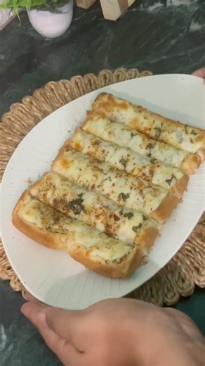 Ultimate Cheesy Pao Garlic Bread 🥖🧀 #CheesePull #GarlicBread #HomeBaking #FoodReels