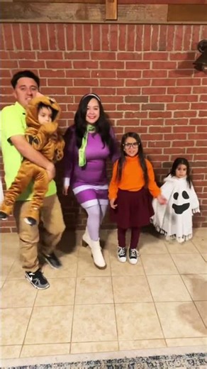 Family Halloween Scooby Doo Costumes #scoobydoo #scoobydoopapa #scoobydoocosplay