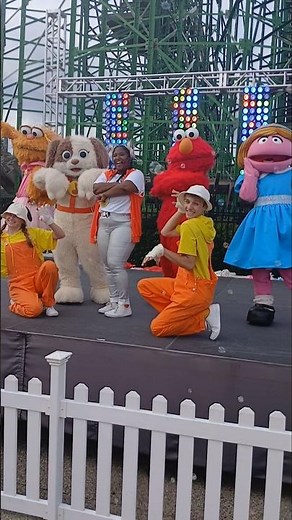 Tango and Sesame friends ready to dance 🐶🌈 #sesameplacephiladelphia #tango #elmo #zoe #prariedawn