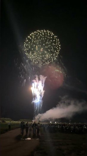 【大曲の花火2026】観客のシルエットと夜空に開く大玉｜秋田県大仙市 全国花火競技大会