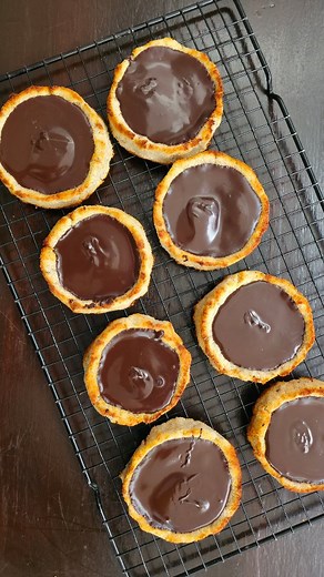 COOKIES DE COCO, BANANA Y CHOCOLATE ▪︎ 2 bananas grandes ▪︎ 250 gr. Coco rallado ▪︎ 200 gr. Chocolate amargo | Edgardo Rios Cocinero