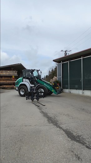 5K views · 36 reactions | Tired of manually connecting the hydraulics on your attachments? #SmartAttach from Kramer-Werke GmbH | Johnston Gilpin & Co | Facebook