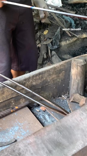 Look, this is how the traditional blacksmiths in my village gild gardening tools, it's still very natural using the water method... very interesting #blacksmith #blacksmithindonesia #MetalArt #blacksmithing #overseascrafts #artisan #senikerajinan #kerajinantangan #GlobalCrafts | Wendi Zainudin
