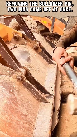 Releasing the bulldozer pin #pin #hamer #tools #ideas #trending | M-Tube TV