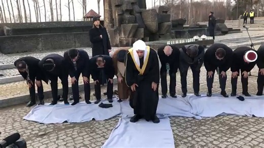 وزير الأمن القومي الإسرائيلي "بن غفير" يحتفل بإقرار قانون عقوبة الإعدام للمعتقلين الفلسطينيين وقال"قريباً سنحصيهم واحداً تلو الآخر".في المقابل:أمين رابطة العالم الإسلامي"محمد العيسى"يصلي لأجل ضحايا الهولوكوست.