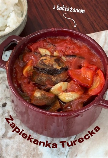 Najlepszy zimowy obiad eveeeeer 😮‍💨 10g oliwy z oliwek 400g pomidorów z puszki 60g cebuli 100g papryki 150g bakłażana 4 ząbki czosnku przyprawy: sól, pieprz, cynamon, papryka wędzona i chilli 1h / 180 stopni / góra-dół Zapiekankę jem z ryżem ale fajny byłby też chlebek, pita albo ziemniaki! Całość ma ok 450kcal i 11g białka 👌