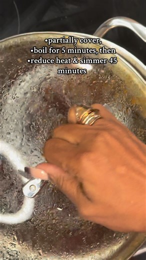 Nothing beats a bowl of homemade chili made from scratch — hearty, flavorful, and perfect for cozy nights, game day, or Sunday dinner. 🥣✨ This chili is loaded with ground sirloin, beans, crushed tomatoes, and bold spices simmered to perfection for that rich, comforting flavor everyone loves. 🌶️🔥 Serve it with cornbread or crackers, top it with cheese and onions, or scoop it up with chips — it’s the kind of meal that warms your soul and fills the house with the best smells. ❤️ 💡 Quick Tip: Ch