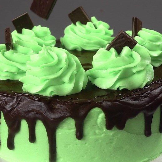 Can you guess what I used instead of flour for this Flourless Chocolate Mint Layer Cake? For all you gluten-free peeps, this one's for you! It should be called "cry no more" cake! And your normal friends will never miss the flour. Pretty enough for a birthday and so incredibly yummy! Find the full recipe here: http://www.momlovesbaking.com/flourless-chocolate-mint-layer-cake/ | Mom Loves Baking