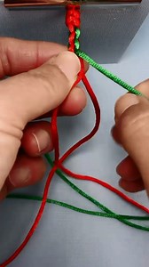 Instructions for tying a 2-color round bracelet quickly and beautifully #craft #crafts #bracelet #diy | Craft Home
