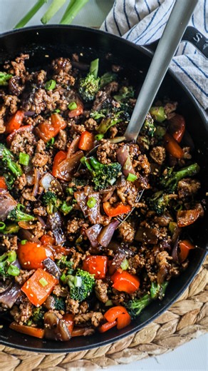 Kimber | Easy Family Recipes on Instagram: "This started with boring fridge ingredients and turned into a win. Ginger Sesame Chicken Stir Fry is sticky, saucy, done in about 25 minutes, and even picky eaters are on board. Ground chicken is the secret 😉 No weird textures, no complaints, just empty plates. 📩 Comment 𝐒𝐭𝐢𝐫 𝐅𝐫𝐲 and I will DM you the recipe *𝑴𝒂𝒌𝒆 𝒔𝒖𝒓𝒆 𝒕𝒐 𝒇𝒐𝒍𝒍𝒐𝒘 𝒎𝒚 𝒂𝒄𝒄𝒐𝒖𝒏𝒕 𝒔𝒐 𝒕𝒉𝒂𝒕 𝒎𝒚 𝑫𝑴 𝒅𝒐𝒆𝒔𝒏’𝒕 𝒆𝒏𝒅 𝒖𝒑 𝒊𝒏 𝒚𝒐𝒖𝒓 𝒋𝒖𝒏𝒌 𝒎𝒂𝒊�