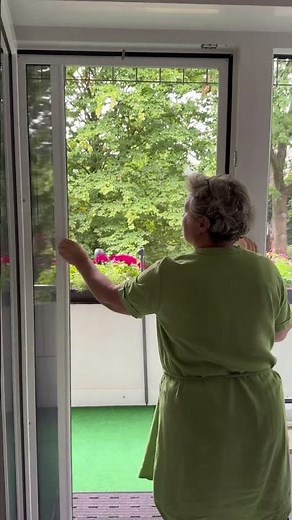 Fly screen without drilling - click system