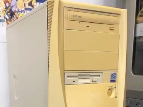 安装有Windows ME的旧台式机电脑