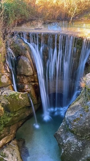 UNA CASCATA MAGICA NELLE MARCHE👇🏼 A volte, la meraviglia è proprio dietro l’angolo 💦 Nel cuore delle Marche, a Roccafluvione, una cascata nascosta regala uno spettacolo mozzafiato. Un luogo magico che sembra lontano, ma è più vicino di quanto si immagini. 📍Cascata di Arena, Roccafluvione (AP) #natura #cascata #roccafluvione #marche #marchedascoprire Cascata Marche Roccafluvione | La Viaggiatrice Marchigiana