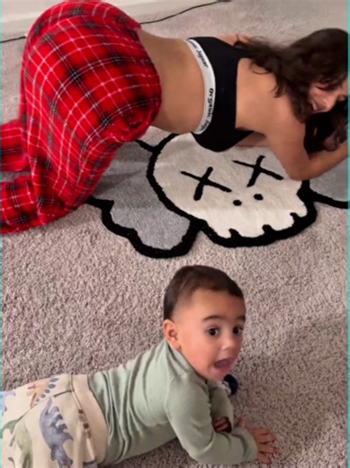No One Looking At The Baby 🤪 | Chat Music #chatmusic #funnyrapsong #funnysong #meme #funnycomments