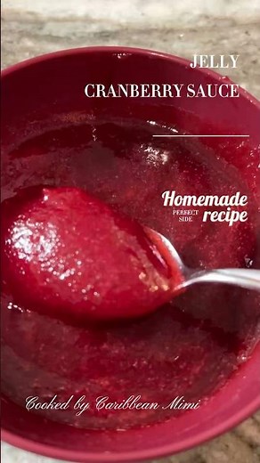 Homemade Jellied Cranberry Sauce #cranberries #holidaydinner