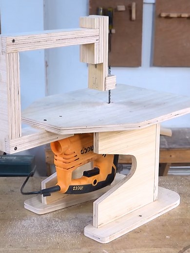 DIY Jigsaw Table: Crafting Woodwork Guide