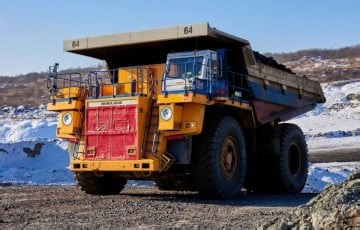 БелАЗ раздавил внедорожник на Сахалине