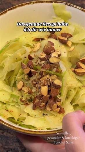 Mattiskitchen 🇨🇭 on Instagram: "Schneller, gesunder & knackiger Fenchelsalat 🔸 1 Fenchelknolle 1-2 Stangen Sellerie 1 grüner Apfel Salz, Pfeffer, Chiliflocken (optional) 1 EL Essig 1/2 Zitrone (nur Saft) 1 EL Olivenöl 1 handvoll Rauchmandeln 🔸 Fenchel, Sellerie und grüner Apfel fein hobeln. Gewürze, Essig, Zitronensaft & Öl darüber giessen und gut umrühren. Nüsse kleinhacken und über den Salat geben. #fenchel #salat #gesundernähren #schnellesessen #leckererezepte"